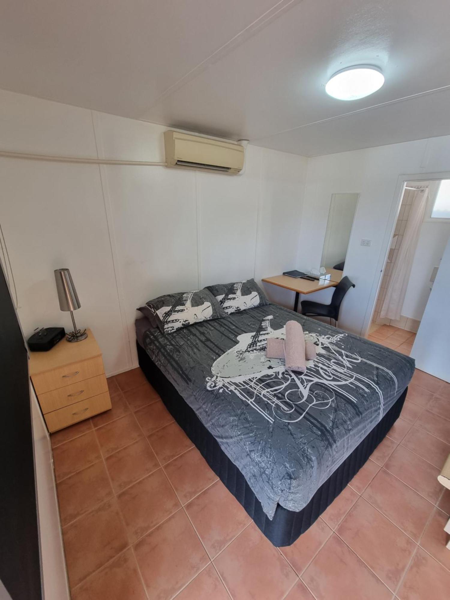 Halls Creek Motel Экстерьер фото